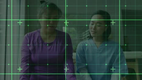 Animation-Der-Datenverarbeitung-Auf-Einem-Digitalen-Bildschirm-über-Einer-Asiatischen-Ärztin-Und-Patientin
