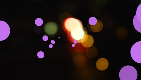 Animation-Violetter-Punkte,-Die-Sich-über-Ein-Verschwommenes-Nächtliches-Stadtbild-Bewegen