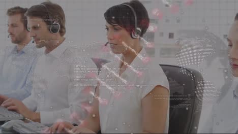 Animation-Der-Datenverarbeitung-Und-Des-DNA-Strangs-über-Verschiedene-Geschäftsleute,-Die-Telefon-Headsets-Verwenden