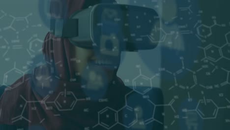 Animation-Chemischer-Formeln-über-Gemischtrassige-Frauen-Mit-VR-Headset