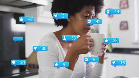 Animation-Von-Social-Media-Symbolen-über-Afroamerikanischen-Frauen,-Die-Kaffee-Trinken