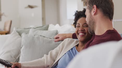 Video-Eines-Glücklichen,-Vielfältigen-Paares,-Das-Auf-Dem-Sofa-Fernsieht