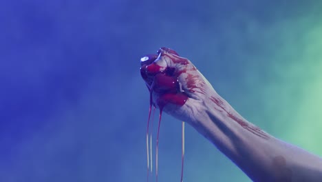 Video-Einer-Mit-Blut-Bedeckten-Hand,-Die-Sich-über-Rauch-Auf-Schwarzem-Hintergrund-Bewegt
