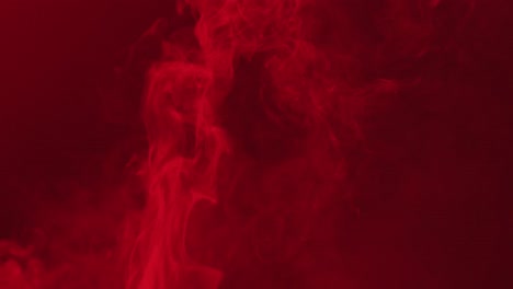 Video-Von-Weißem-Rauch-Mit-Rotem-Licht,-Der-Sich-Auf-Schwarzem-Hintergrund-Bewegt