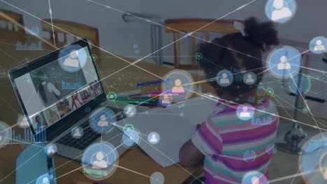 Animation-Eines-Netzwerks-Von-Verbindungen-über-Ein-Afroamerikanisches-Schulmädchen,-Das-Einen-Laptop-Benutzt