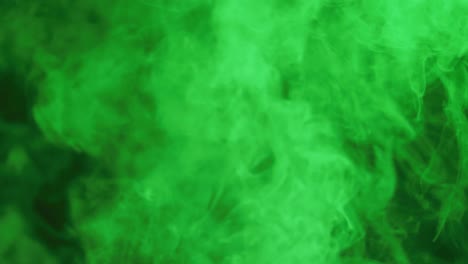 Video-Von-Weißem-Rauch-Mit-Grünem-Licht,-Der-Sich-Auf-Schwarzem-Hintergrund-Bewegt