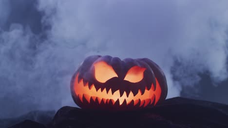 Video-Von-Geschnitztem-Halloween-Kürbis-Mit-Rauch-Auf-Schwarzem-Hintergrund