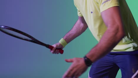 Kaukasischer-Männlicher-Tennisspieler-Mit-Tennisschläger,-Der-über-Neonblauer-Beleuchtung-Spielt