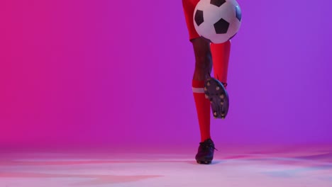 Jugador-De-Fútbol-Afroamericano-Con-Fútbol-Sobre-Iluminación-Rosa-Neón