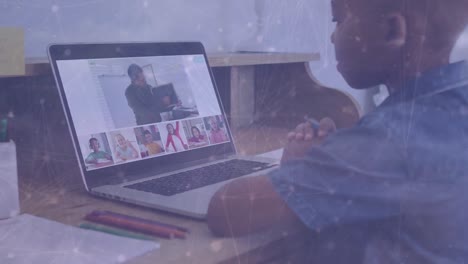 Animation-Eines-Netzwerks-Von-Verbindungen-über-Einen-Afroamerikanischen-Jungen,-Der-Einen-Laptop-Für-Den-Online-Schulunterricht-Nutzt