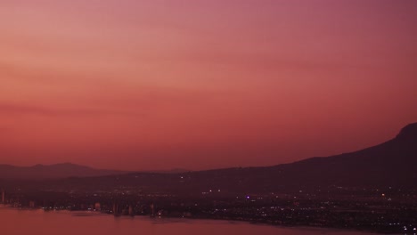 Video-Mit-Wunderschönem-Blick-Auf-Den-Sonnenuntergang-über-Der-Stadt-An-Der-Küste