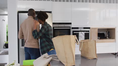 Video-Eines-Glücklichen-Afroamerikanischen-Paares,-Das-Lebensmittel-Auspackt