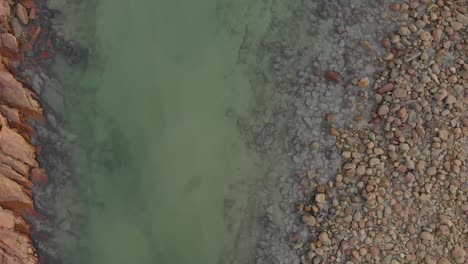 Video-Mit-Schöner-Aussicht-Auf-Die-Meeresküste-Mit-Felsen