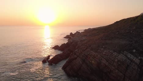 Video-Mit-Wunderschönem-Blick-Auf-Den-Sonnenuntergang-über-Der-Felsigen-Küste