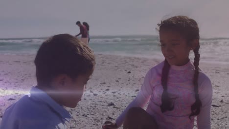 Animation-Von-Lichtspuren-über-Gemischtrassigen-Kindern,-Die-Gemeinsam-Am-Strand-Spielen