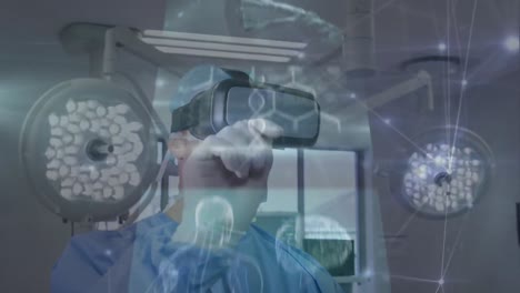 Animation-Des-Netzwerks-Von-Verbindungen-Und-Datenverarbeitung-über-Einem-Kaukasischen-Männlichen-Arzt,-Der-Ein-VR-Headset-Verwendet