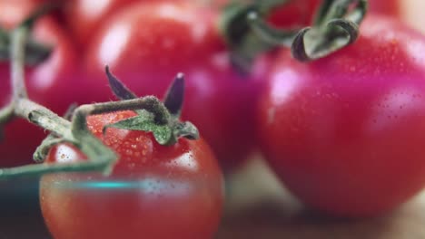 Animation-Von-Rosa-Licht,-Das-Sich-über-Tomaten-Bewegt