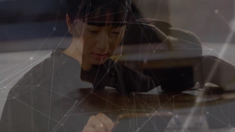 Animation-Eines-Verbindungsnetzwerks-Und-Eines-VR-Headsets-über-Einer-Asiatischen-Arbeitnehmerin,-Die-Ein-Tablet-Verwendet