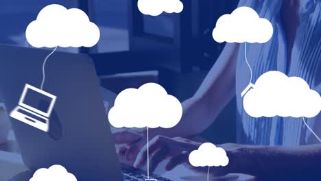 Animation-Von-Wolken-Mit-Symbolen-über-Einer-Kaukasischen-Frau,-Die-Einen-Laptop-Benutzt