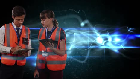 Animation-Von-Lichtspuren-über-Kaukasischen-Arbeitern,-Die-Ein-Tablet-Verwenden