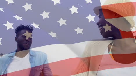 Flagge-Von-Amerika-über-Einem-Glücklichen-Afroamerikanischen-Jungen-Paar,-Das-Händchen-Hält-Und-Am-Strand-Läuft
