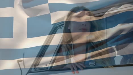 Bandera-De-Grecia-Ondeando-Sobre-Una-Mujer-Caucásica-Mirando-A-Través-De-La-Ventana-Del-Vehículo-Y-Disfrutando-De-La-Brisa