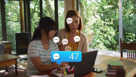 Animation-Von-Social-Media-Symbolen-Mit-Wachsender-Zahl-über-Asiatischen-Frauen-Und-Ihrer-Tochter,-Die-Einen-Laptop-Benutzen