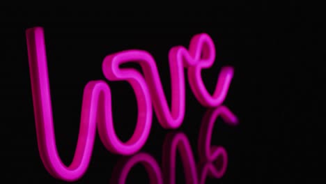 Animation-Von-Rosa-Neonlichtern,-Die-Liebestext-Auf-Schwarzem-Hintergrund-Bilden