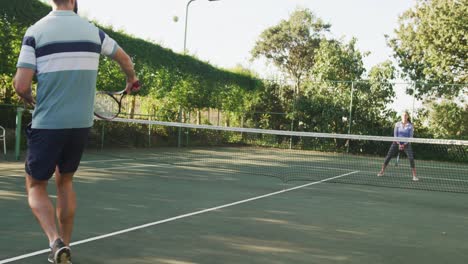 Video-Einer-Glücklichen-Kaukasischen-Frau,-Die-Auf-Dem-Platz-Tennis-Spielt