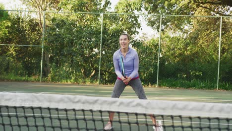 Video-Einer-Glücklichen-Kaukasischen-Frau,-Die-Auf-Dem-Platz-Tennis-Spielt