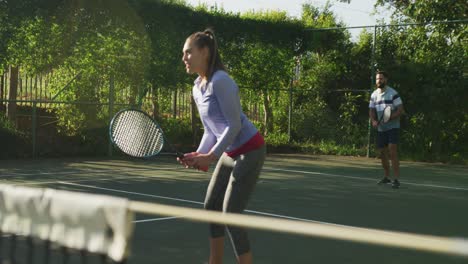 Video-Eines-Glücklichen-Kaukasischen-Paares,-Das-Auf-Dem-Platz-Tennis-Spielt
