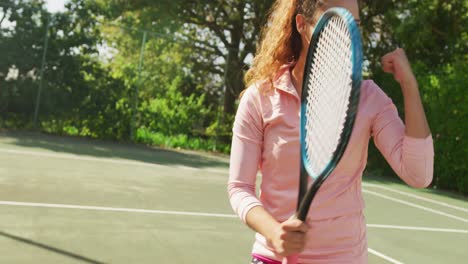 Video-Einer-Glücklichen-Gemischtrassigen-Frau,-Die-Auf-Dem-Platz-Tennis-Spielt