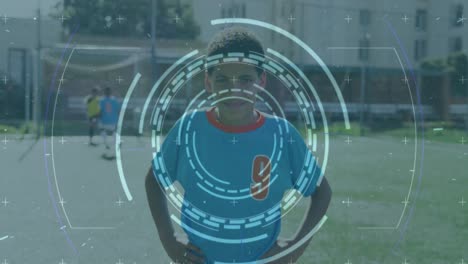 Animation-Eines-Kreisförmigen-Scanners,-Der-Daten-über-Einen-Biracial-Jungen-Im-Fußballtrikot-Auf-Dem-Spielfeld-Verarbeitet