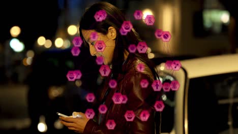 Animation-Eines-Globus-Mit-Digitalen-Symbolen-über-Einer-Asiatischen-Frau,-Die-Ihr-Smartphone-Auf-Der-Straße-Benutzt