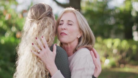Vídeo-De-Una-Madre-Mayor-Caucásica-Emocional-Y-Una-Hija-Adulta-Abrazándose-En-El-Jardín