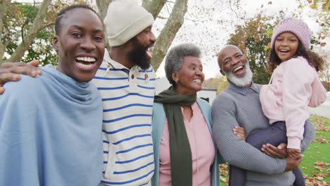 Video-Von-Glücklichen-Afroamerikanischen-Eltern-Mit-Großeltern,-Die-Ihre-Enkelin-Im-Garten-Halten