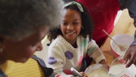 Video-Einer-Glücklichen-Afroamerikanischen-Enkelin,-Die-Mit-Den-Großeltern-In-Der-Küche-Kocht