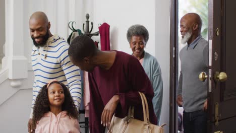 Video-Von-Glücklichen-Afroamerikanischen-Eltern-Und-Großeltern,-Die-Mit-Ihrer-Enkelin-Nach-Hause-Kommen