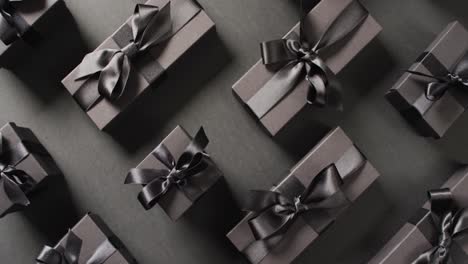 Draufsicht-Auf-Schwarze-Geschenkboxen,-Die-Mit-Schwarzen-Bändern-Auf-Schwarzem-Hintergrund-Gebunden-Sind
