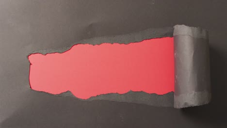 Zerrissenes-Schwarzes-Papier,-Das-Platz-Für-Kopien-Auf-Rotem-Hintergrund-Freigibt