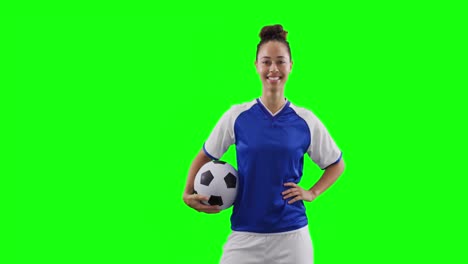 Video-Einer-Kaukasischen-Fußballspielerin,-Die-Fußball-Hält-Und-Platz-Auf-Einem-Grünen-Bildschirm-Kopiert