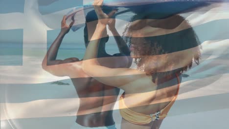 Animation-Der-Flagge-Griechenlands-über-Einem-Afroamerikanischen-Paar-Mit-Surfbrett-Am-Strand