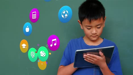 Animation-Bunter-Symbole-über-Einem-Asiatischen-Jungen,-Der-Ein-Tablet-Verwendet