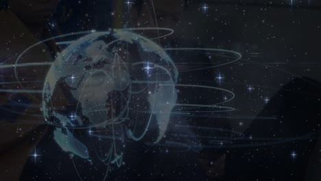 Animation-Von-Lichtspuren-über-Einem-Sich-Drehenden-Globus-Vor-Leuchtenden-Anfängen-Auf-Schwarzem-Hintergrund
