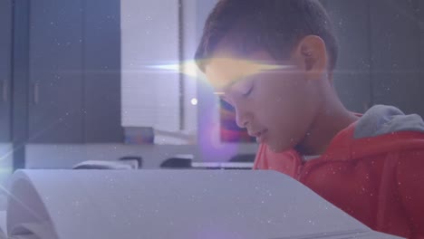 Animation-Von-Lichtspuren-über-Einem-Gemischtrassigen-Schuljungen
