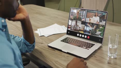 Video-Eines-Afroamerikanischen-Mannes,-Der-Einen-Videoanruf-Auf-Einem-Laptop-Führt