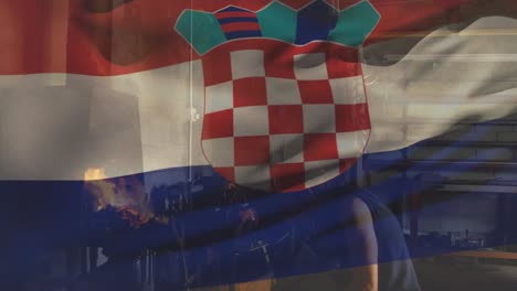 Animation-Der-Flagge-Kroatiens,-Die-über-Einem-Kaukasischen-Mann-Mit-Gesichtsmaske-In-Der-Datenverarbeitung-Weht