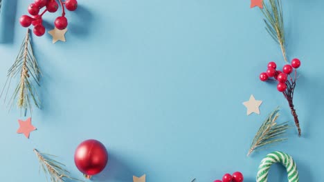 Video-Der-Weihnachtsdekoration-Mit-Christbaumkugel-Und-Kopierraum-Auf-Blauem-Hintergrund