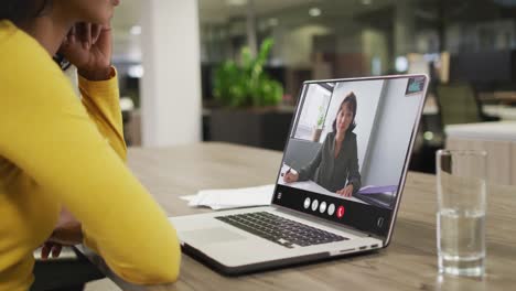 Biracial-Frau-Nutzt-Laptop-Für-Videoanruf,-Mit-Geschäftskollege-Auf-Dem-Bildschirm