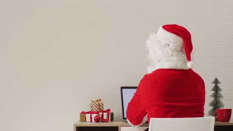 Video-Des-Weihnachtsmanns-Mit-Laptop-Mit-Kopierraum-Auf-Weißem-Hintergrund